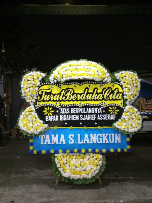 Papan Bunga Duka di Praya