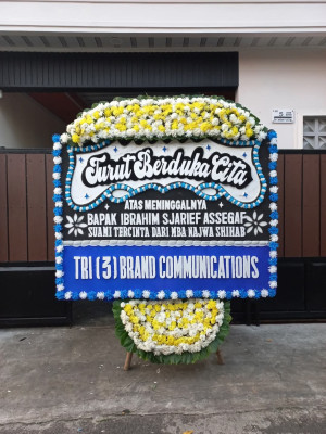 Papan Bunga Duka di Praya